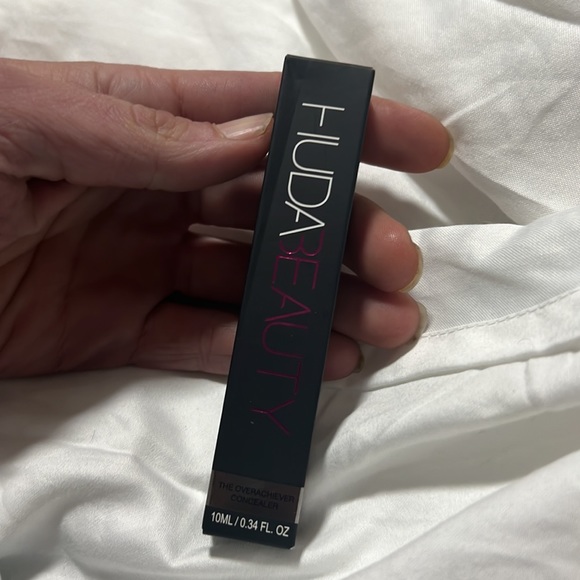 💕🍭Huda Beauty Graham Cracker Overachiever Concealer - Picture 6 of 7